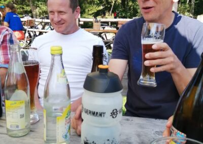 Vereinsmitglieder bei der Brotzeit an der Langerbauer Alm